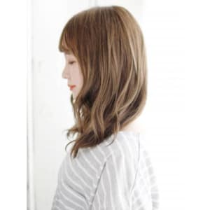 透け感バングのミックスカールスタイル