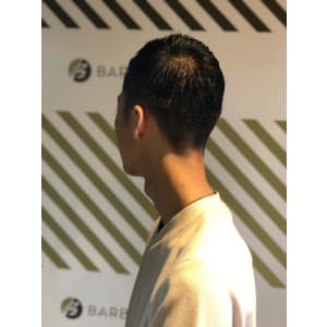 フェードカットスタイル【BARBER-BAR】