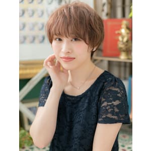 斜めバングで小顔くせ毛風ショートボブ 　毛先パーマ