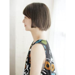 ツヤ感ベージュのボブスタイル