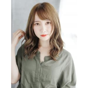 透け感バングのミックスカールスタイル