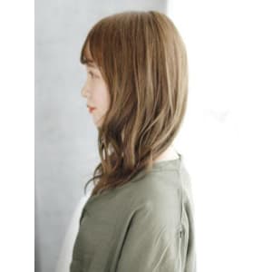 透け感バングのミックスカールスタイル