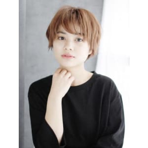 毛先ニュアンスカールのショートスタイル