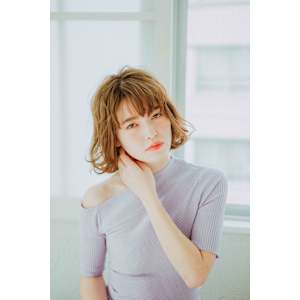 ラフさが可愛いミディアムボブ