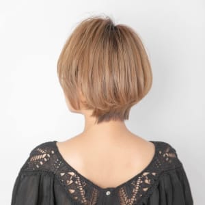 前髪でガーリーな印象に◎ブロンドボブ