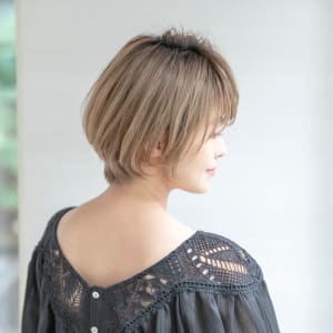 グレージュ×ボブで、トレンドヘア