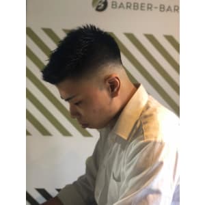 スキンフェードスタイル【BARBER-BAR】
