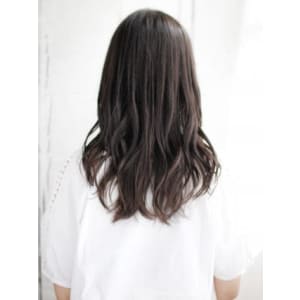 かきあげバングのセミウエットカールスタイル