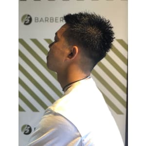 フェードカットスタイル【BARBER-BAR】