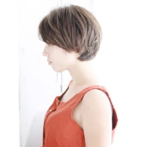 透け感かきあげバングのショートスタイル