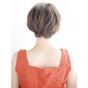 透け感かきあげバングのショートスタイル