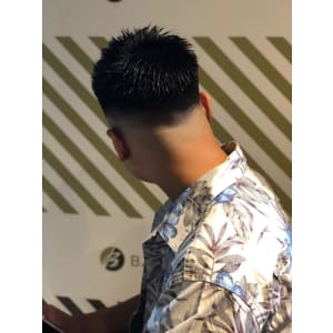 スキンフェードスタイル【BARBER-BAR】