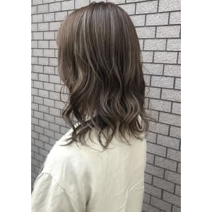Lia　ハイライトカラーで夏らしいスタイルに♪
