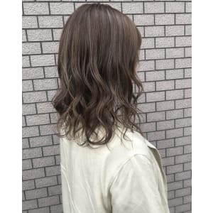 Lia　ハイライトカラーで夏らしいスタイルに♪