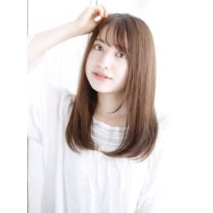 シースルーバングのナチュラルストレートスタイル