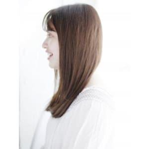 シースルーバングのナチュラルストレートスタイル