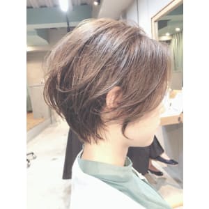 耳かけでおしゃハンサムショート