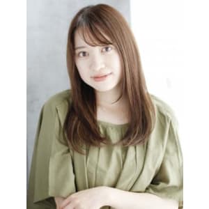 シースルーバングのナチュラルストレートスタイル