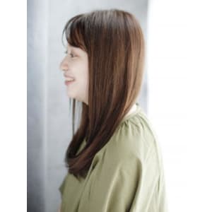 シースルーバングのナチュラルストレートスタイル