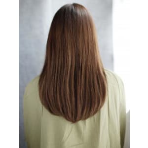 シースルーバングのナチュラルストレートスタイル
