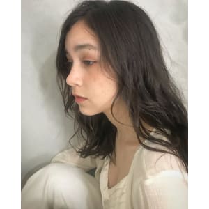 ロングのナチュラルウェーブヘア【池袋美容室　uchla】