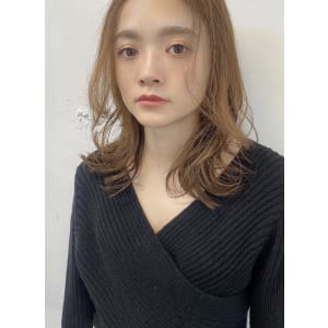 外ハネくびれヘアベージュカラー