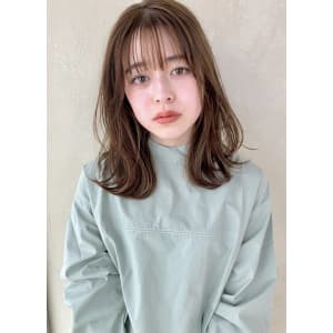 トレンドヘア　外ハネくびれミディ　