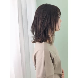 インナーカラー×ミディアムベースのゆったりレイヤー - manon hair design..【マノンヘアーデザイン】掲載中