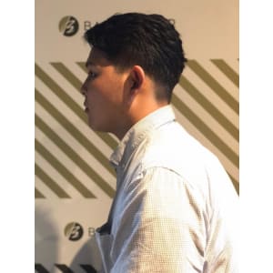 大人の刈り上げスタイル【BARBER-BAR】