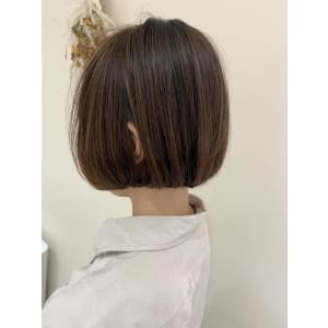 【白髪ぼかしハイライト×ミニボブ】