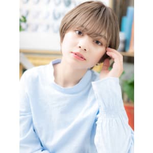 ミルキーベージュで外国人風小顔セシルカット　ハイトーンカラー