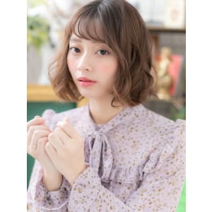 ラベージュ斜めバングくせ毛風小顔ふわミディ　オン眉