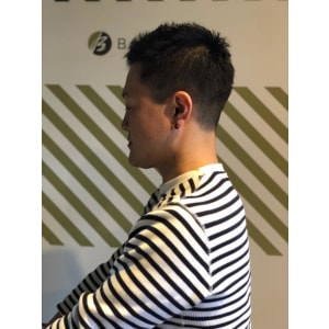 フェードカットスタイル【BARBER-BAR】