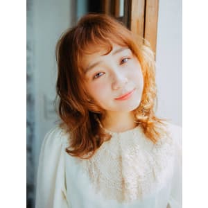 眉上バングにコテ巻きひし形軽ミディ