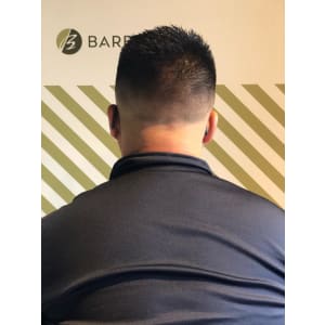 フェードカットスタイル【BARBER-BAR】