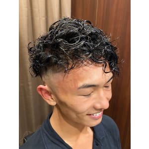 スパイラルパーマフェード刈り上げ - ヒロ銀座ヘアーサロン 青山外苑前表参道店【ヒロギンザヘアーサロンアオヤマガイエンマエオモテサンドウテン】掲載中