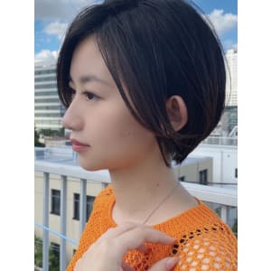 前髪長め黒髪丸みショートボブ