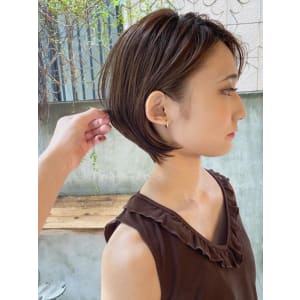 丸顔さんにも小顔見えショートボブ