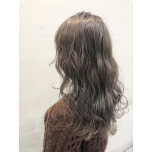 ハイトーングレージュ