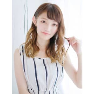 グラデーションカラーのウェービーカール