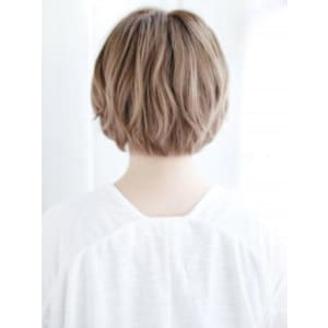 ハイトーンかきあげふんわりボブ