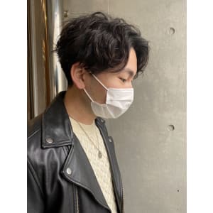 ニュアンスパーマ　刈り上げツーブロセンターパート