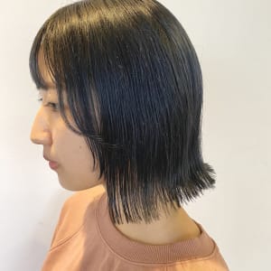 顔まわりにレイヤーを入れた切りっぱなしボブ
