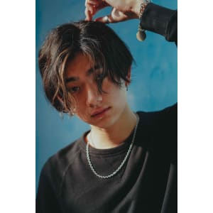 クールセクシーなパーマ×前下がりセンターパート