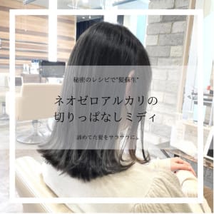 ツヤツヤな髪の切りっぱなしミディ