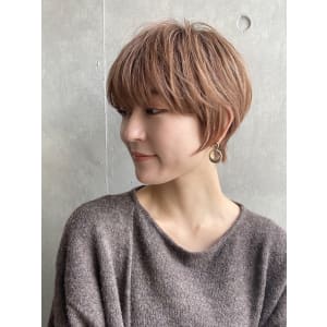 小顔耳掛け大人ショートヘア