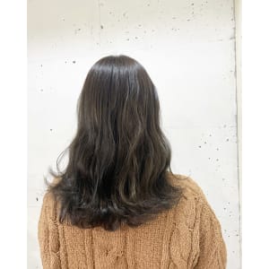 オリーブグレージュ