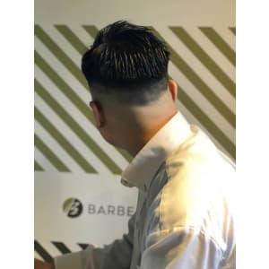 スキンフェードスタイル【BARBER-BAR】