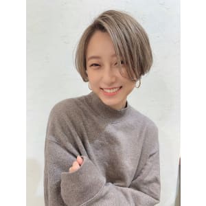 ワンレングスショート　アッシュベージュ