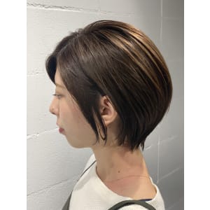 小顔に見えるワンサイドショートボブ